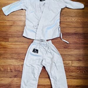Hawk White Martial Arts Gi Set, size Kids 000 (for 3’6” & 35 lbs.)